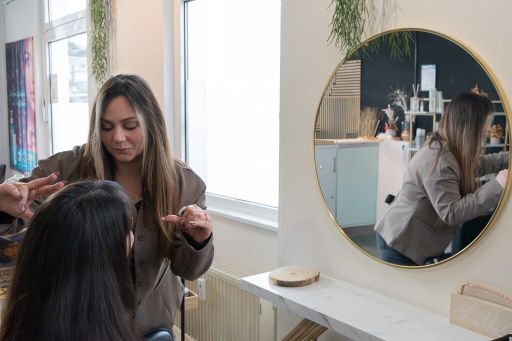 Sharon beim stylen einer Kundin